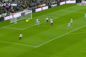 沃爾特馬德頭球被多納魯馬快速下地撲出！蘇東：不愧是世一門(mén)！